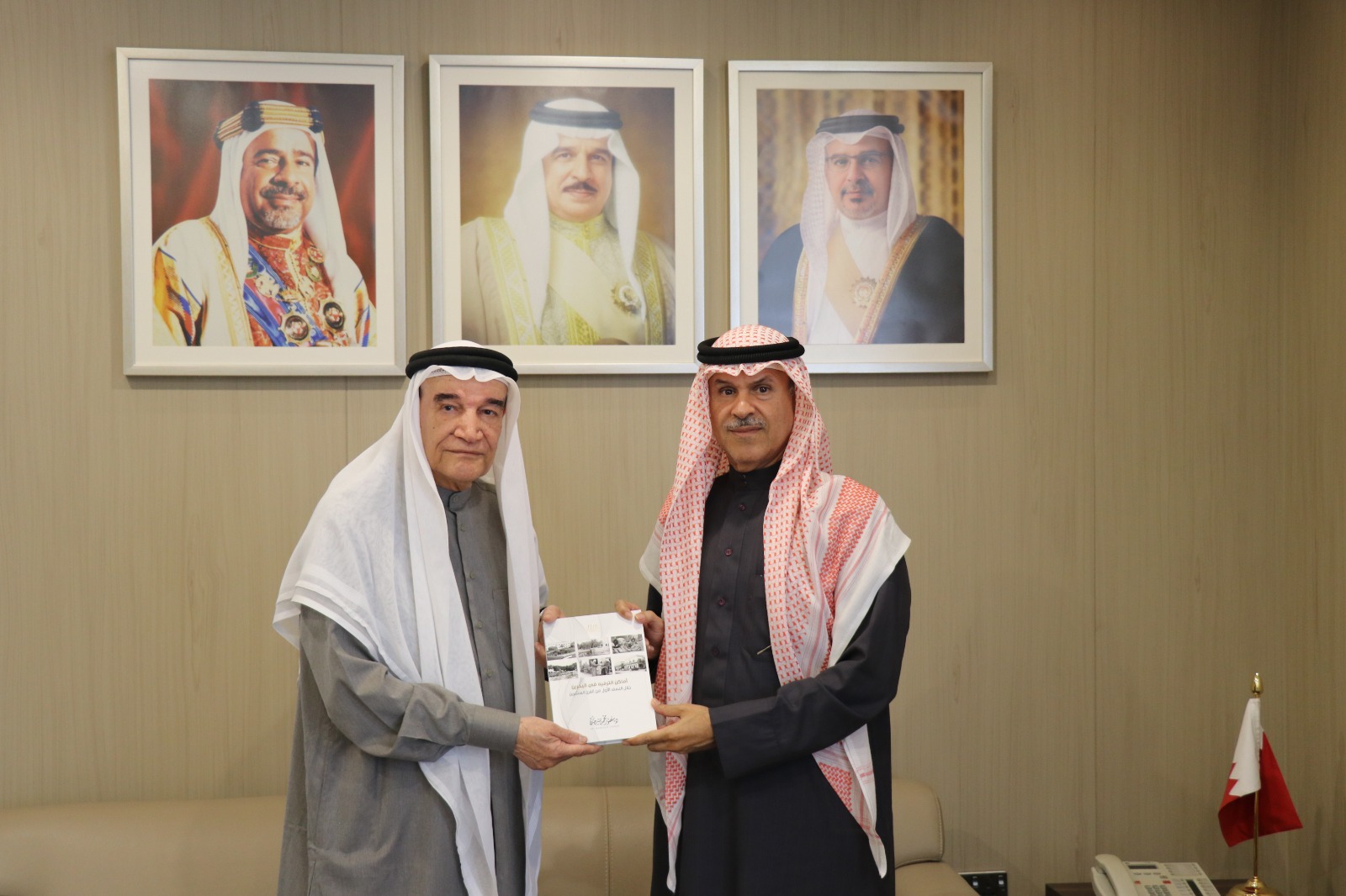 الشيخ هشام بن عبدالرحمن يتسلم نسخة من كتاب 