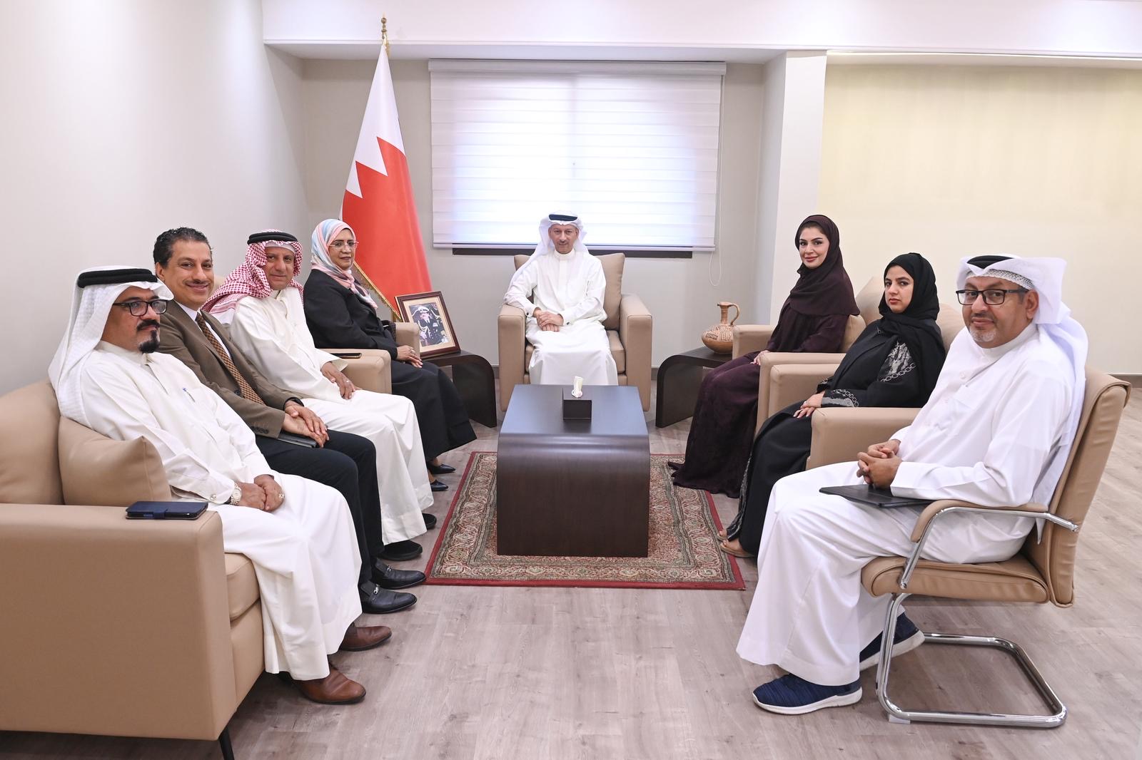 محافظ الشمالية يستقبل أعضاء مجلس إدارة جمعية الإداريين البحرينية<