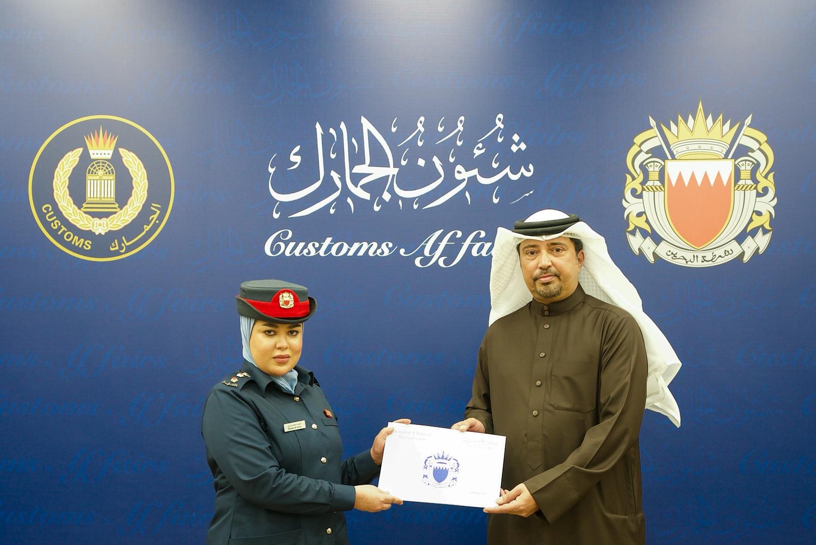 رئيس الجمارك يكرم الموظفين المتميزين والموظفين المشاركين في المسابقة الجمركية فكرة<