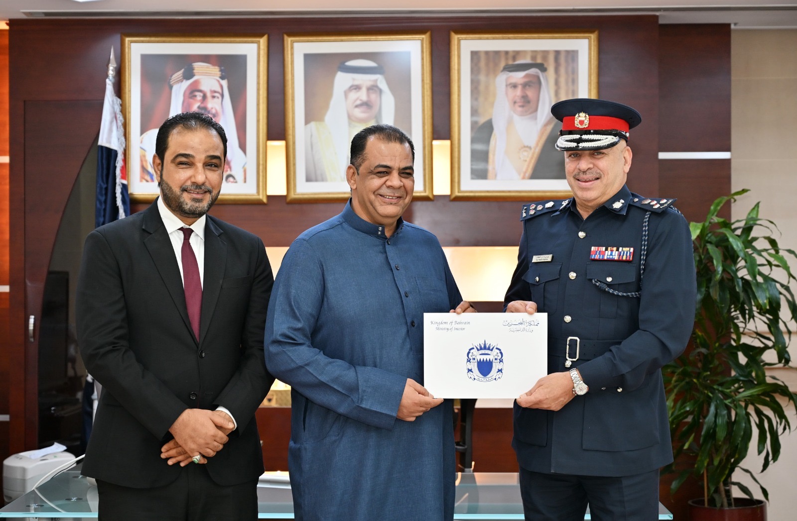 مدير عام شرطة العاصمة يكرم عدداً من المواطنين تقديراً لمساهماتهم في دعم الشراكة المجتمعية<