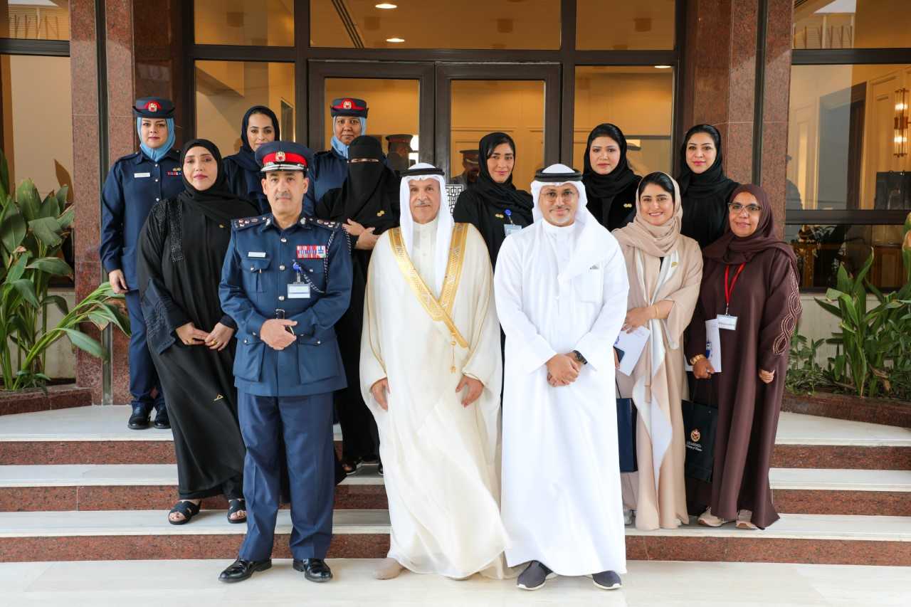وكيل وزارة الداخلية لشئون الجنسية والجوازات والإقامة يكرم عددا من الموظفات بمناسبة يوم المرأة البحرينية<