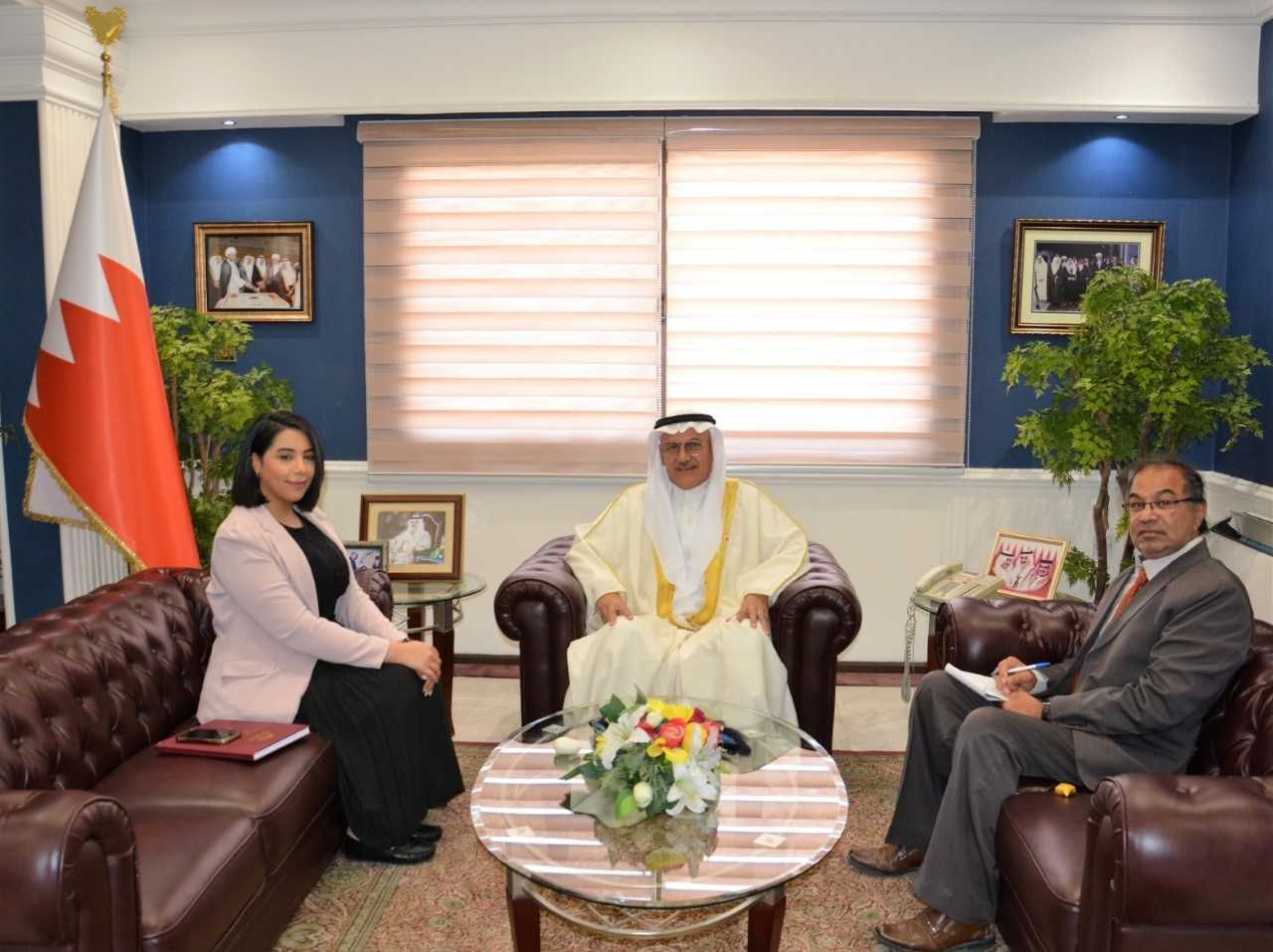 محافظ الشمالية يستقبل الباحثة اسماء عبدالله ويتسلم نسخة من رسالتها لشهادة الماجستير<