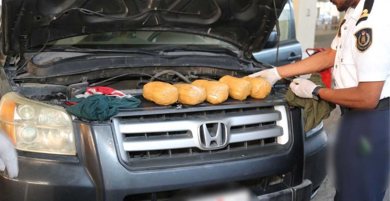 الجمارك : القبض على شخص حاول تهريب مواد مخدرة عبر منفذ جسر الملك فهد<