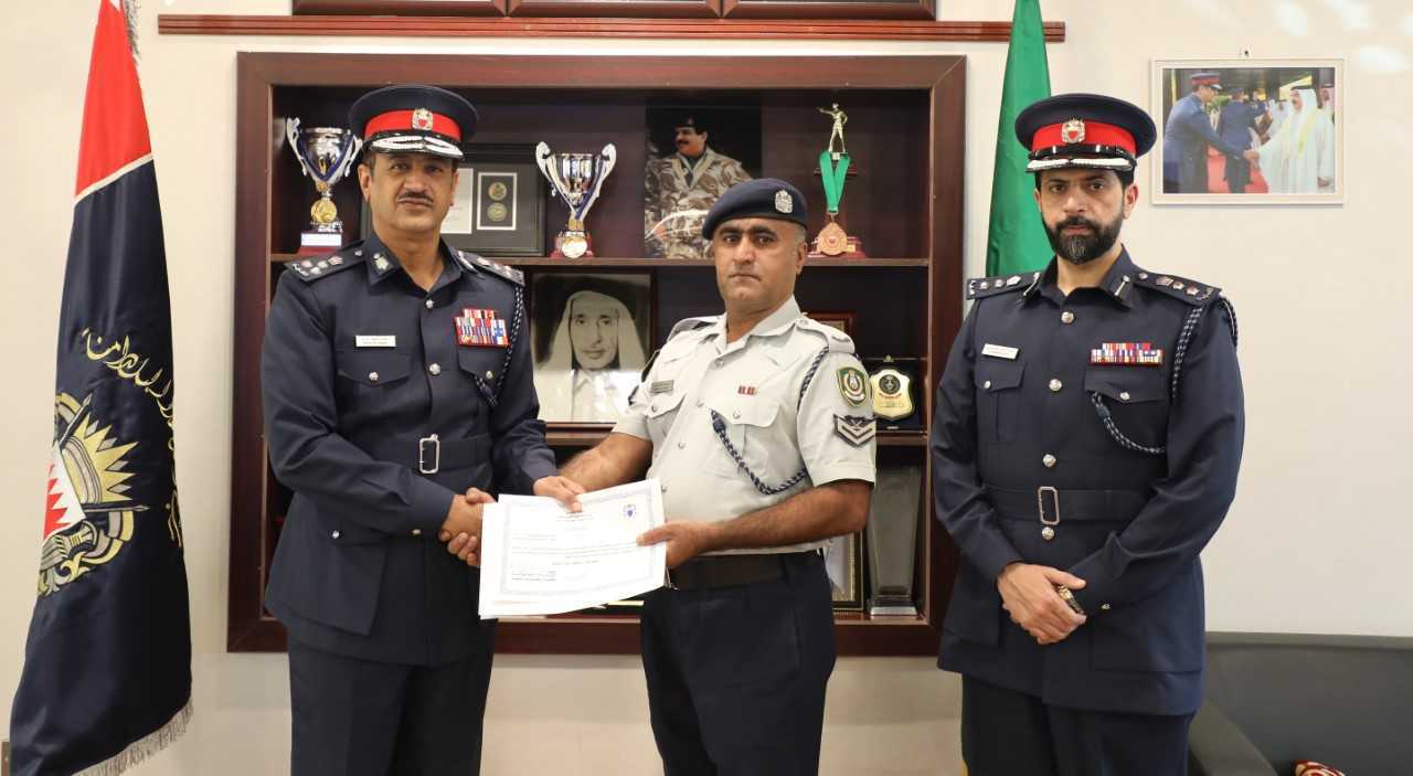 مدير عام الحراسات يكرم أحد منسوبي الإدارة نظير إخماده حريق بمركبة<