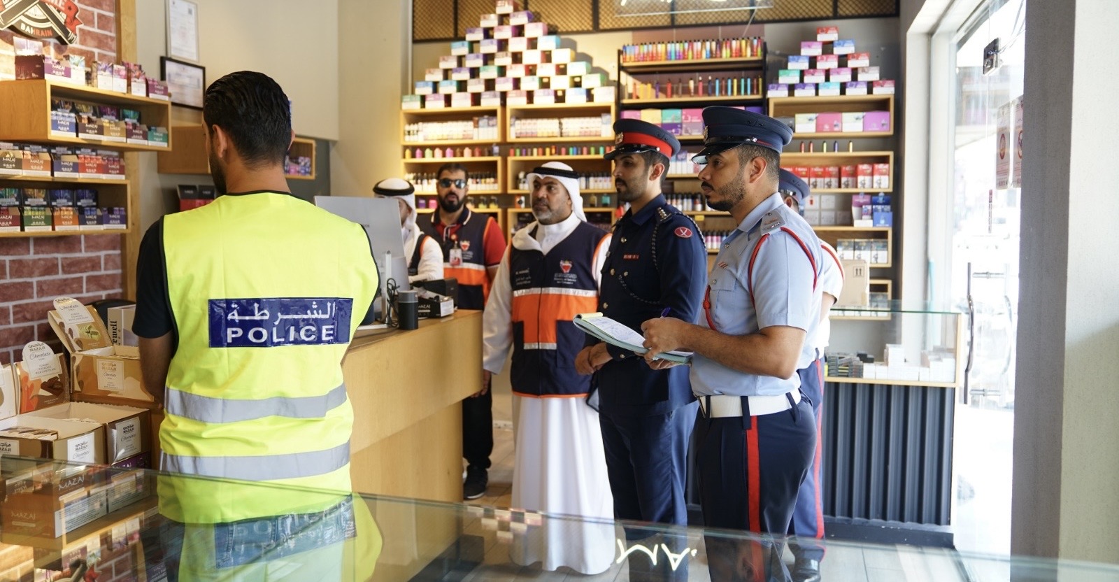 شرطة المحرق تنفذ حملة مشتركة للتأكد من استيفاء المحلات التجارية بمتطلبات السلامة العامة<