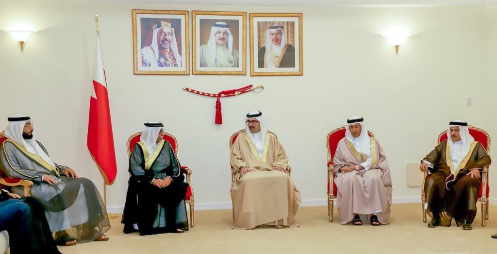 التقى سموه بالأهالي في مجلس المحافظة محافظ الجنوبية: متابعة تطوير أبرز المشاريع الخدمية والاستمرار في تبني سلسلة من البرامج الصيفية الهادفة<