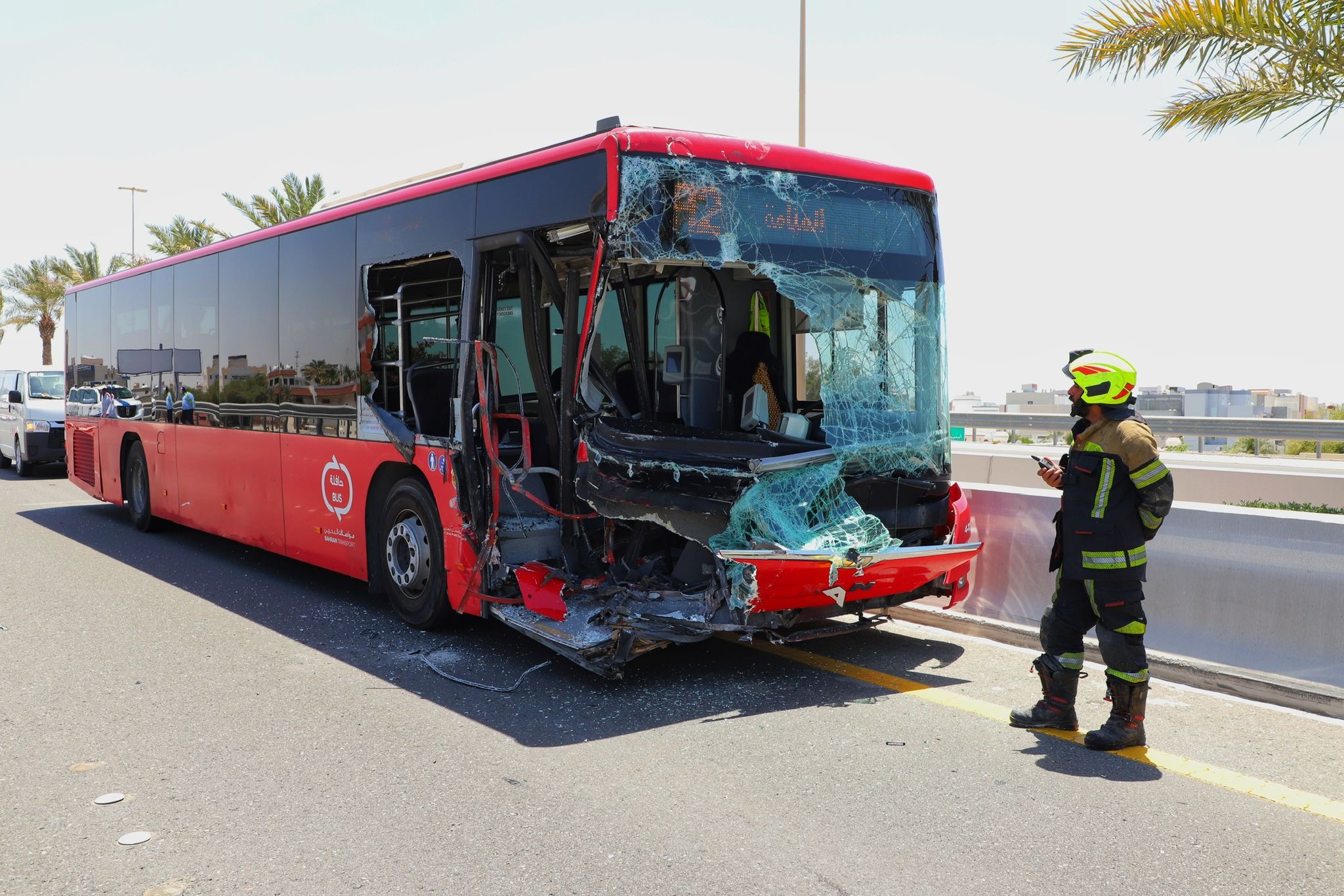 وفاة عامل وإصابة آخرين أثناء قيامهم بأعمال تطوير الطرق على شارع الشيخ خليفة بن سلمان<
