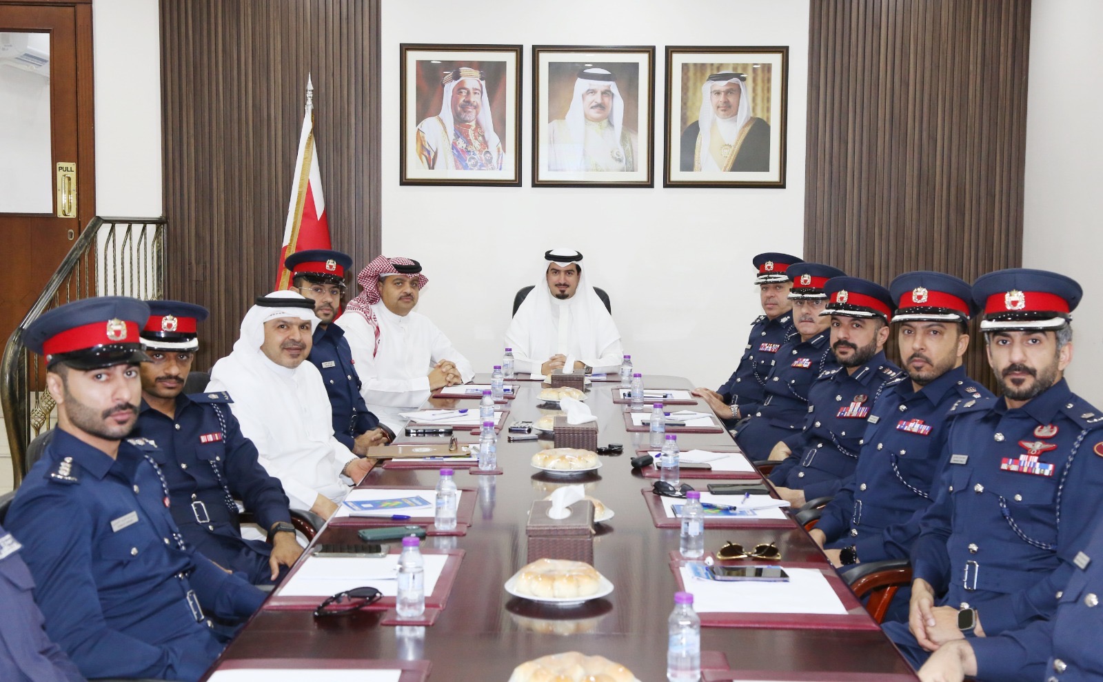 محافظ العاصمة يؤكد على تعزيز الشراكة المجتمعية عبر تفعيل قنوات التواصل المباشر مع الأهالي<