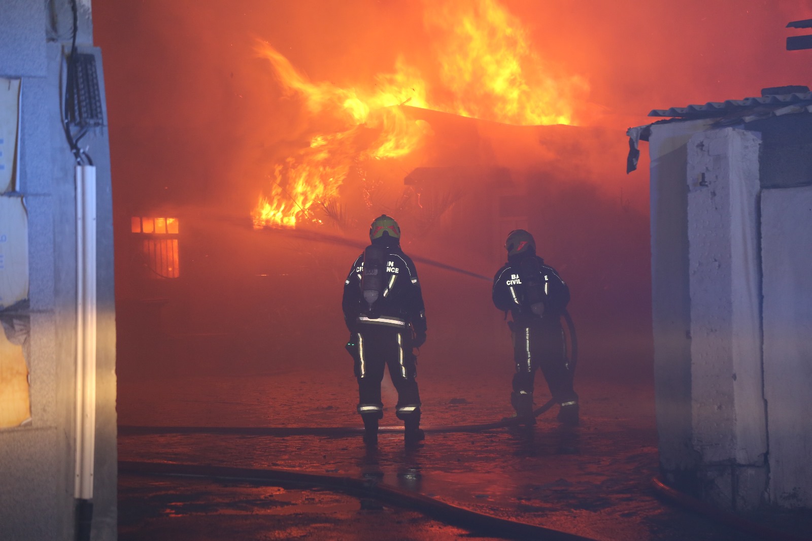 الدفاع المدني ينقذ 9 أشخاص ويخمد حريقا في مستودعات لمواد البناء بمنطقة النعيم<