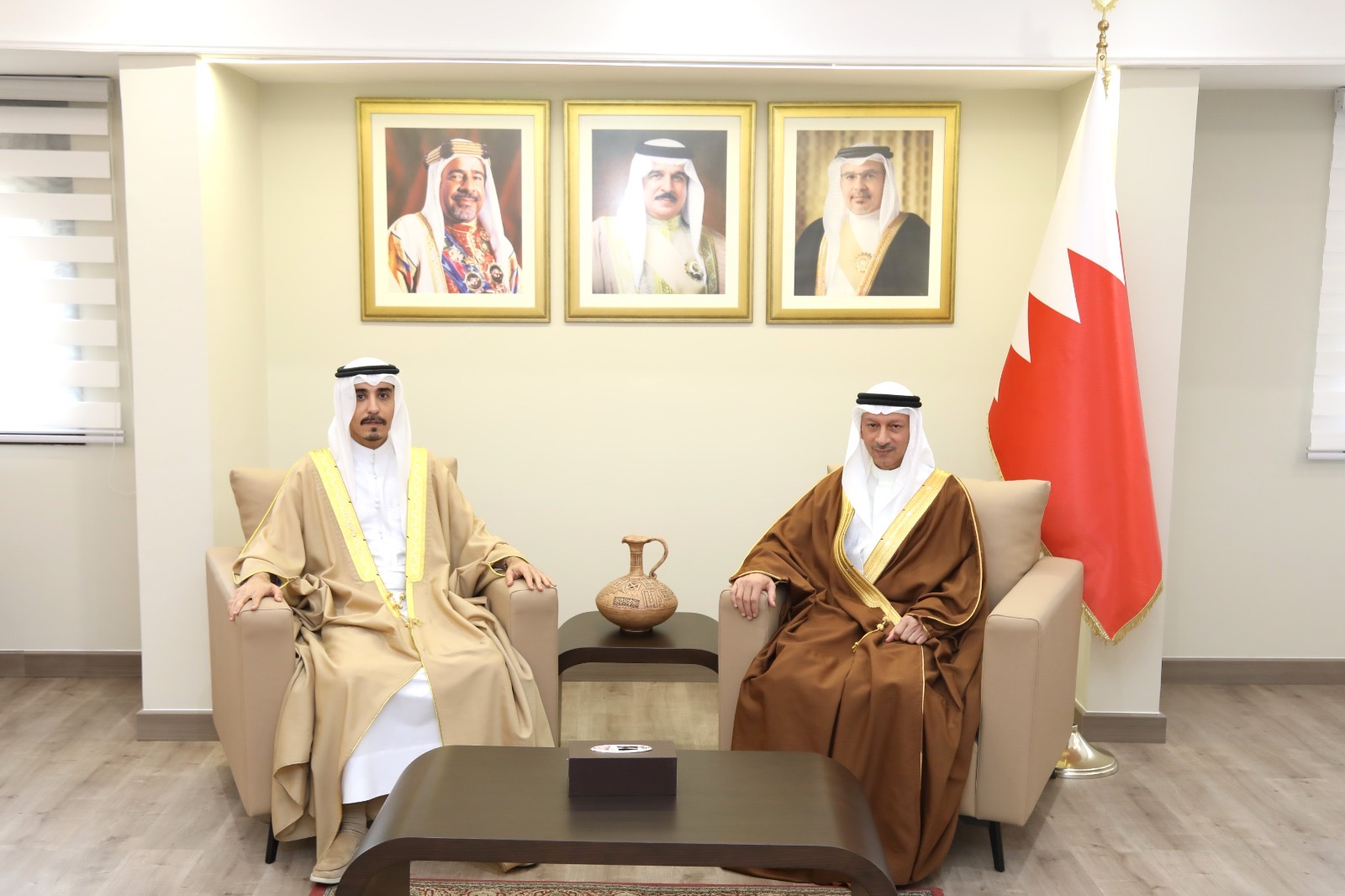 محافظ المحافظة الشمالية يستقبل رئيس لجنة النقل والخدمات اللوجستية بغرفة البحرين<