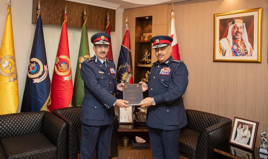 رئيس الأمن العام يتسلم نسخا من رسائل الدكتوراه والماجستير التي حصل عليها عدد من الضباط انطلاقا من استراتيجية التطوير والتحديث<