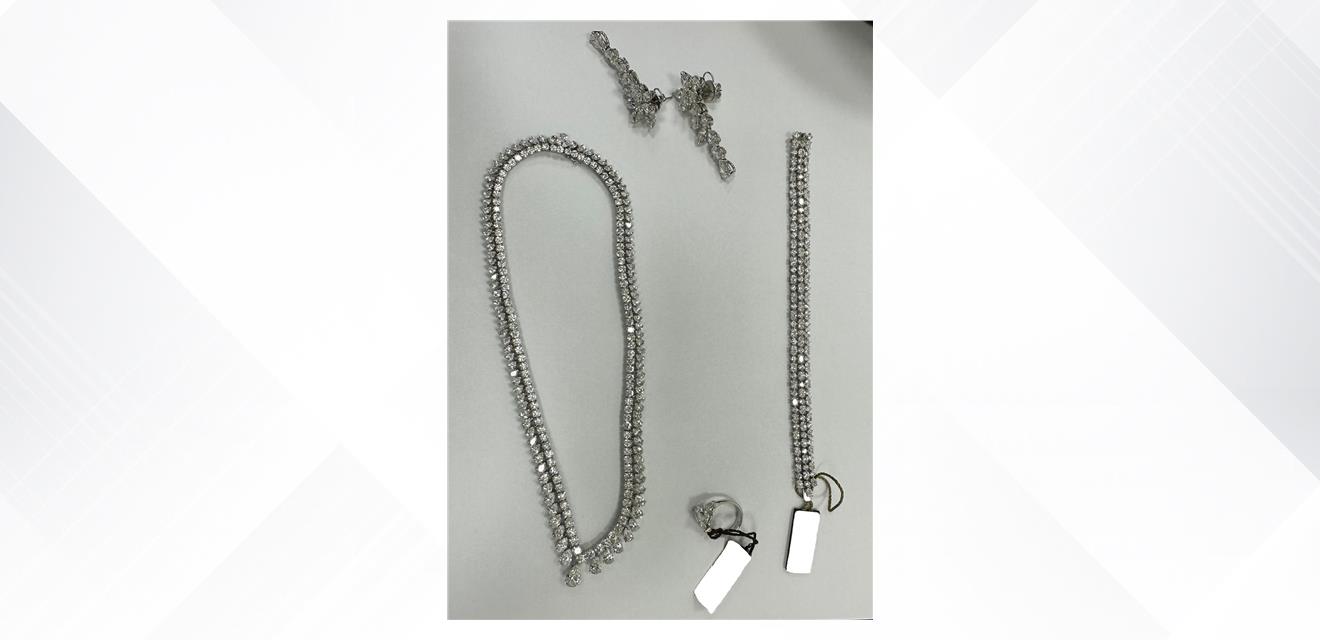 شرطة الجنوبية : استرجاع طقم مجوهرات يقدر قيمته بـ 150 ألف دينار بعد فقدانه من أحد المحلات المشاركة في معرض المجوهرات<