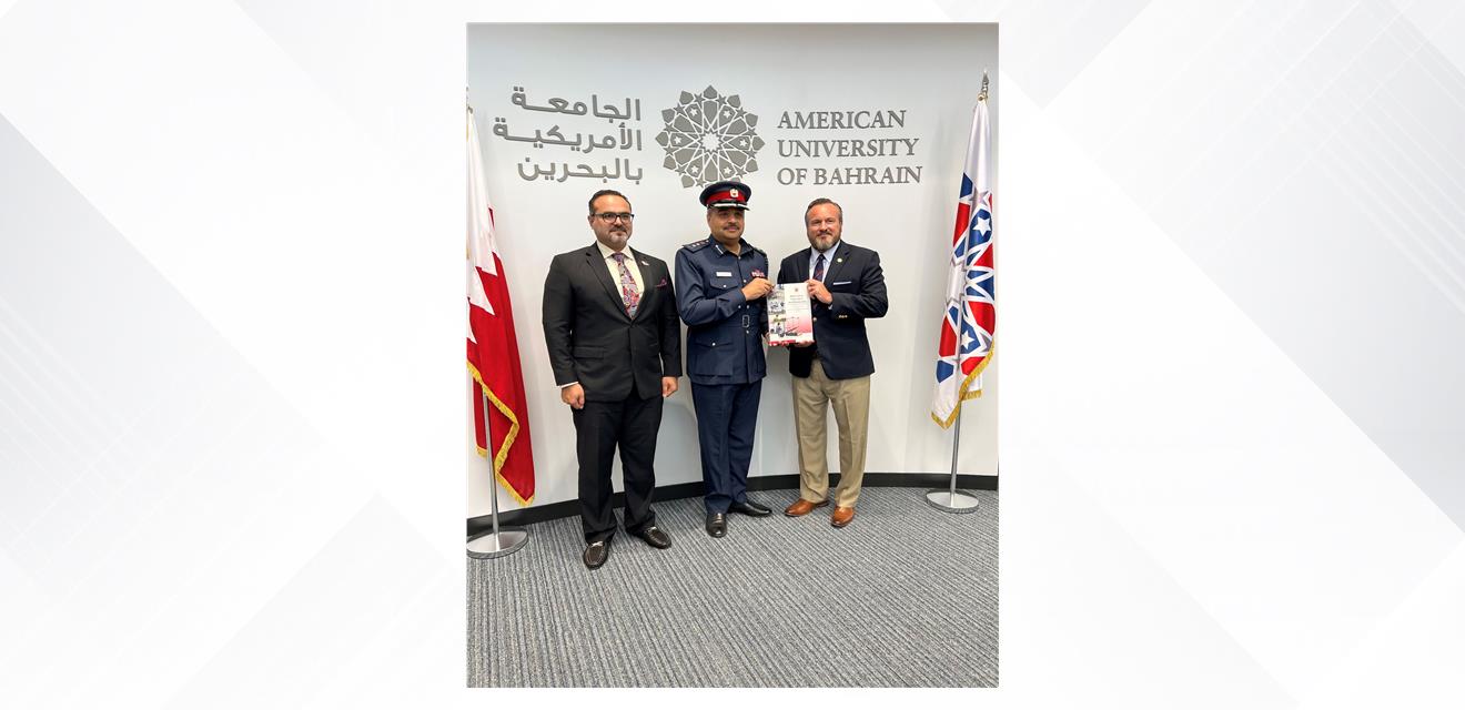 مساعد رئيس الأمن العام لشئون المجتمع يبحث تعزيز التعاون والتنسيق مع رئيس الجامعة الأمريكية بالبحرين<