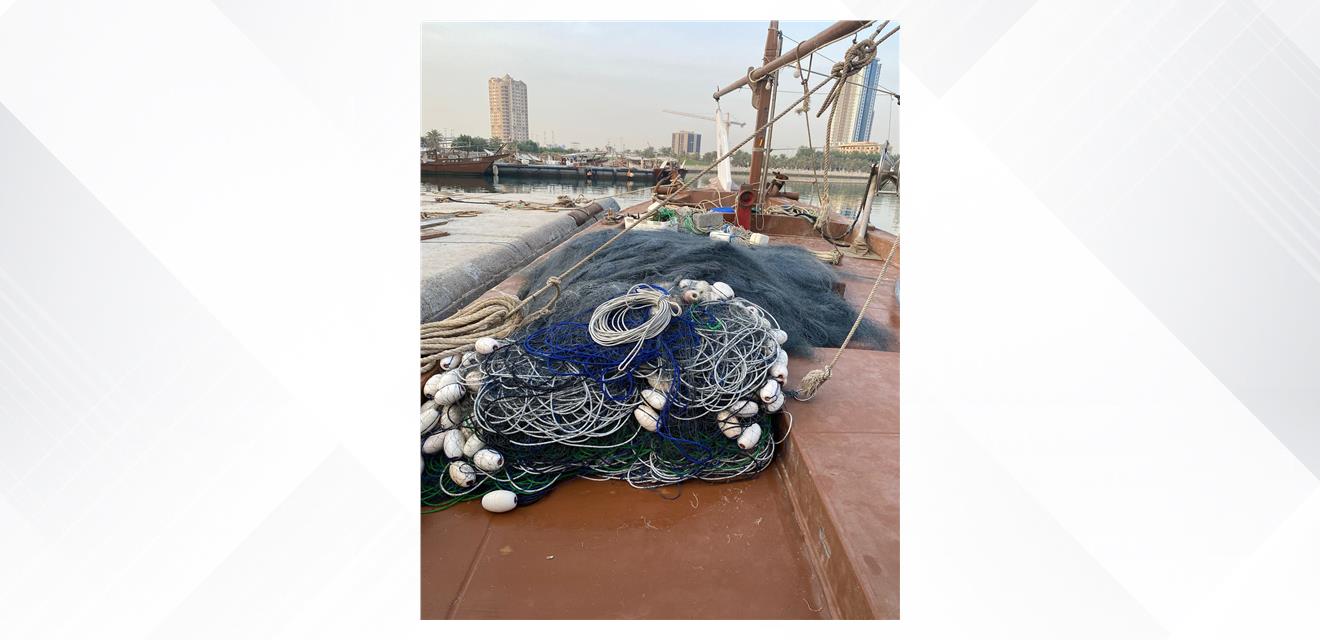 خفر السواحل تضبط 3 قوارب صيد تستخدم شباك الجرف العائمة (الهيالي) الممنوع استخدامها<