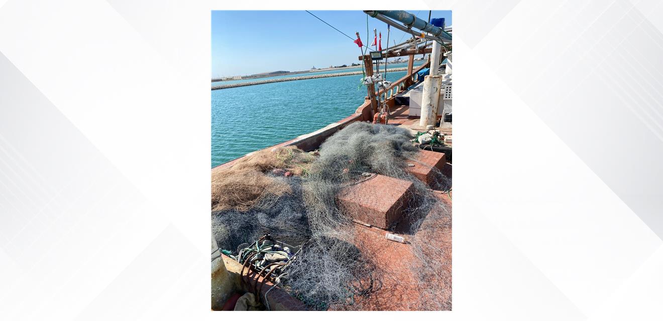 خفر السواحل : ضبط بانوش والقبض على 4 بحارة لمزاولتهم الصيد باستخدام شباك الجرف العائمة (الهيالي)<