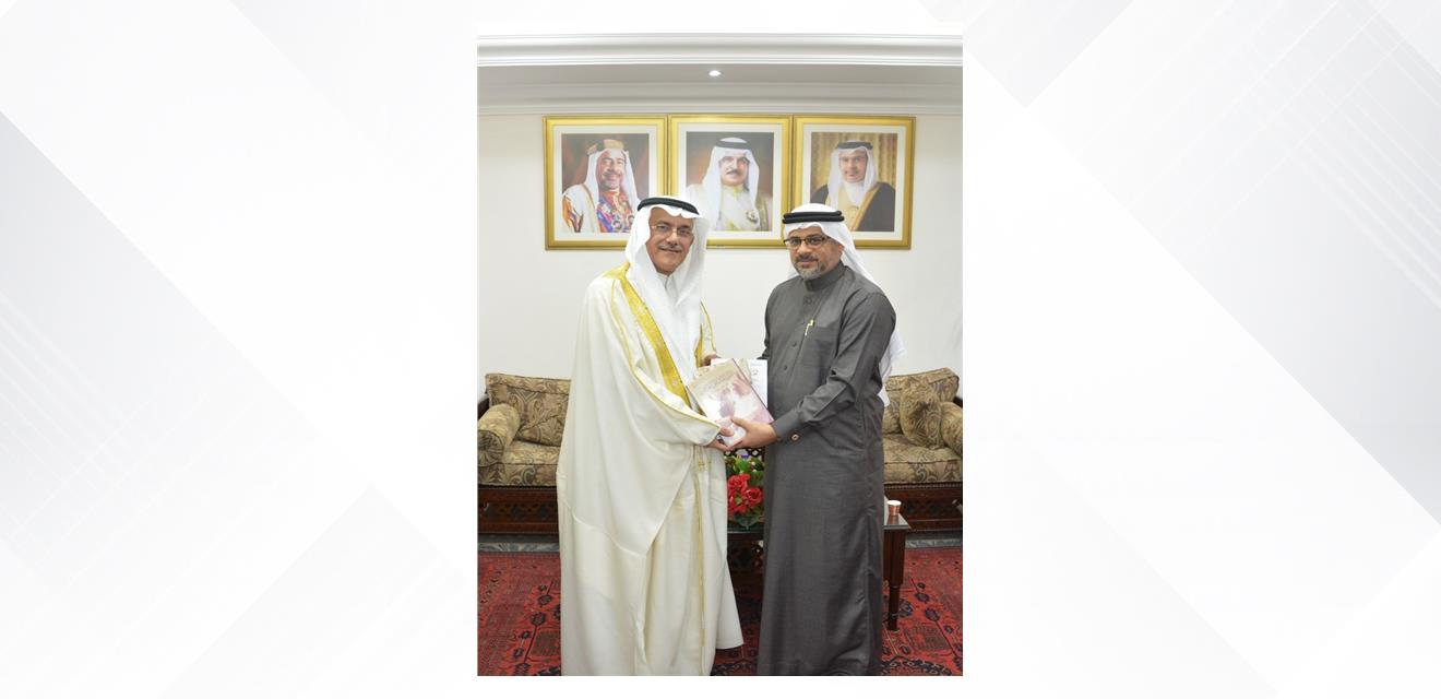 محافظ الشمالية يتسلم مجموعة من إصدارات الكاتب والمؤلف الدكتور وسام عباس السبع<