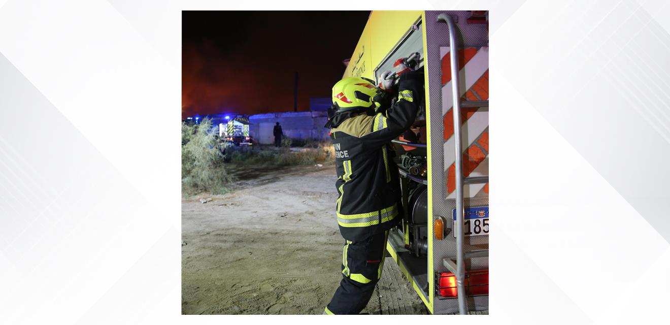 الدفاع المدني ينقذ 4 أشخاص ويخمد حريقا بمزرعة في المالكية<