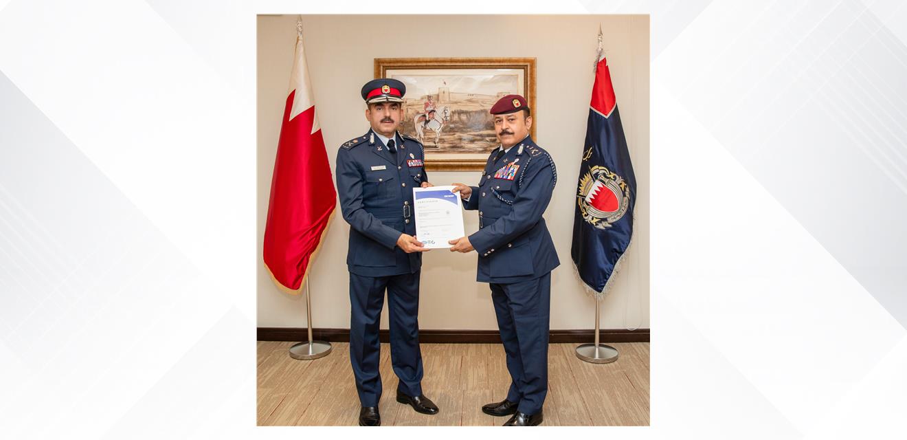 المفتش العام بوزارة الداخلية يسلم عدد من الإدارات العامة والمديريات شهادة نظام إدارة الجودة الآيزو 9001:2015<