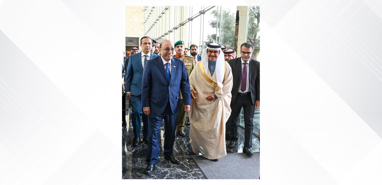 في اطار زيارته إلى مملكة البحرين .... فخامة الرئيس الباكستاني يستقبل معالي وزير الداخلية ويشيد بجهود البلدين في تطوير التعاون والتنسيق الأمني<