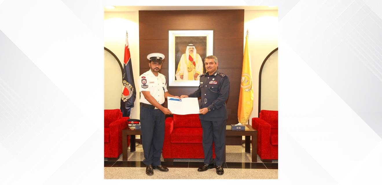 آمر الأكاديميّة الملكيّة للشرطة يُكرّم أحد منتسبي الأكاديمية لعمله الإنساني وأدائه المهني<