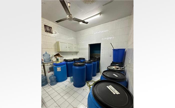 (مكافحة الاتجار بالبشر): القبض على 4 آسيويين يقومون بتصنيع وبيع المواد المسكرة<