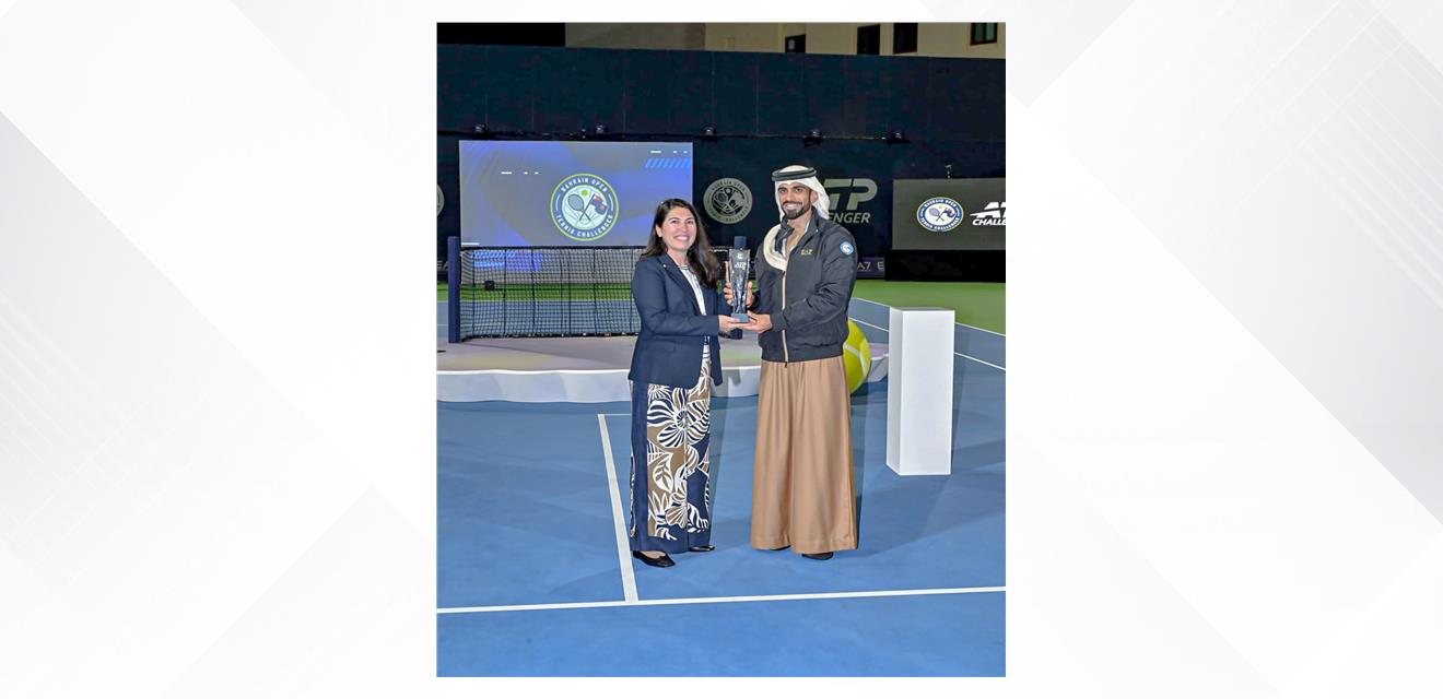رئيس اللجنة العليا لبطولة البحرين المفتوحة تشالنجر للتنس يتسلم جائزة أفضل بطولة ويعرب عن تقديره لسمو وزير ديوان رئيس مجلس الوزراء ومعالي وزير الداخلية<