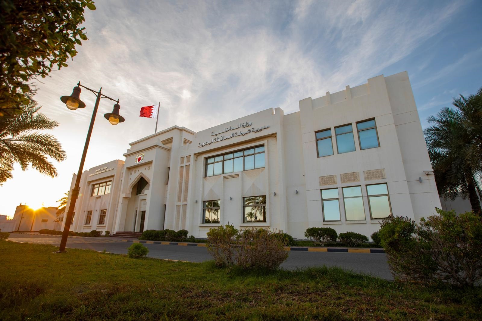 شرطة الجنوبية : القبض على شخص متهم بسرقة عدد من المنازل والمركبات<