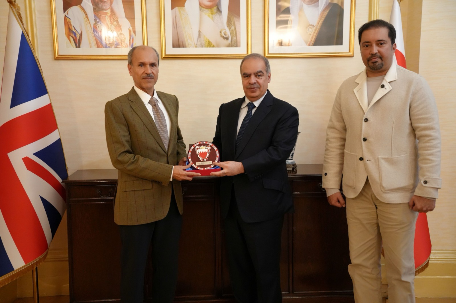 وكيل وزارة الداخلية لشئون الجنسية والجوازات يبحث وسفير البحرين بالمملكة المتحدة تطوير الخدمات المقدمة للمواطنين في الخارج<