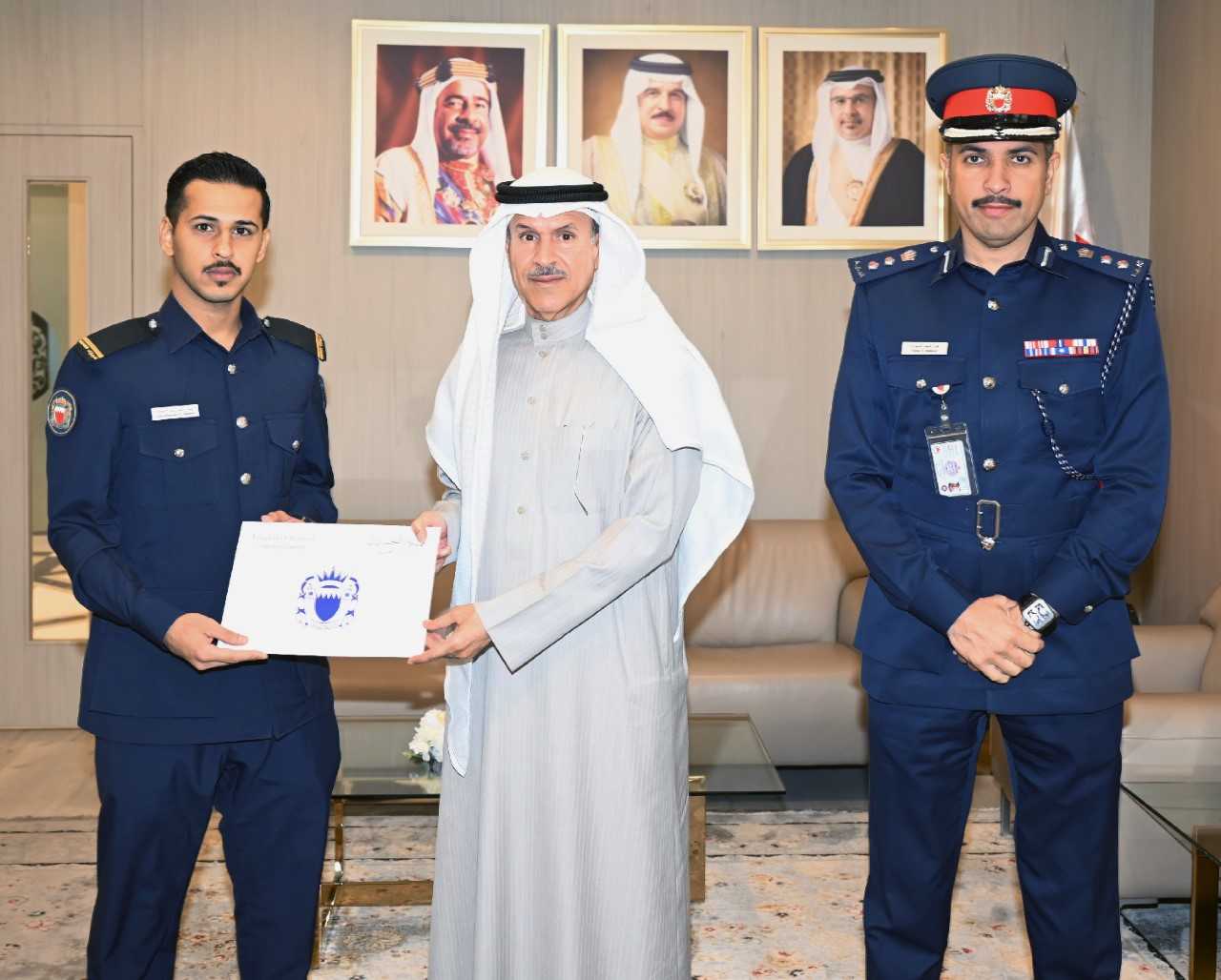 وكيل وزارة الداخلية لشئون الجنسية والجوازات والإقامة يكرّم موظف منافذ الجوازات تقديراً لموقفه الإنساني<