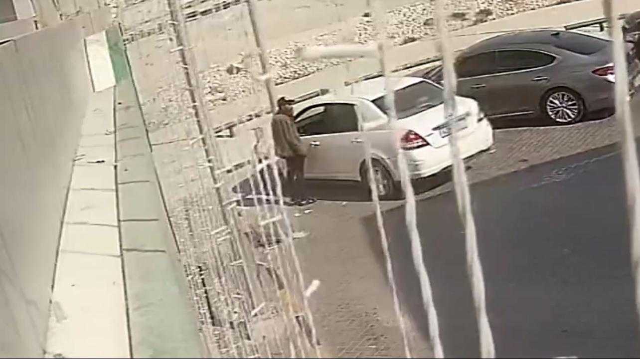 (شرطة الشمالية) : القبض على شخص لسرقته مبالغ مالية وبطاقات ائتمانية من عدة مركبات<