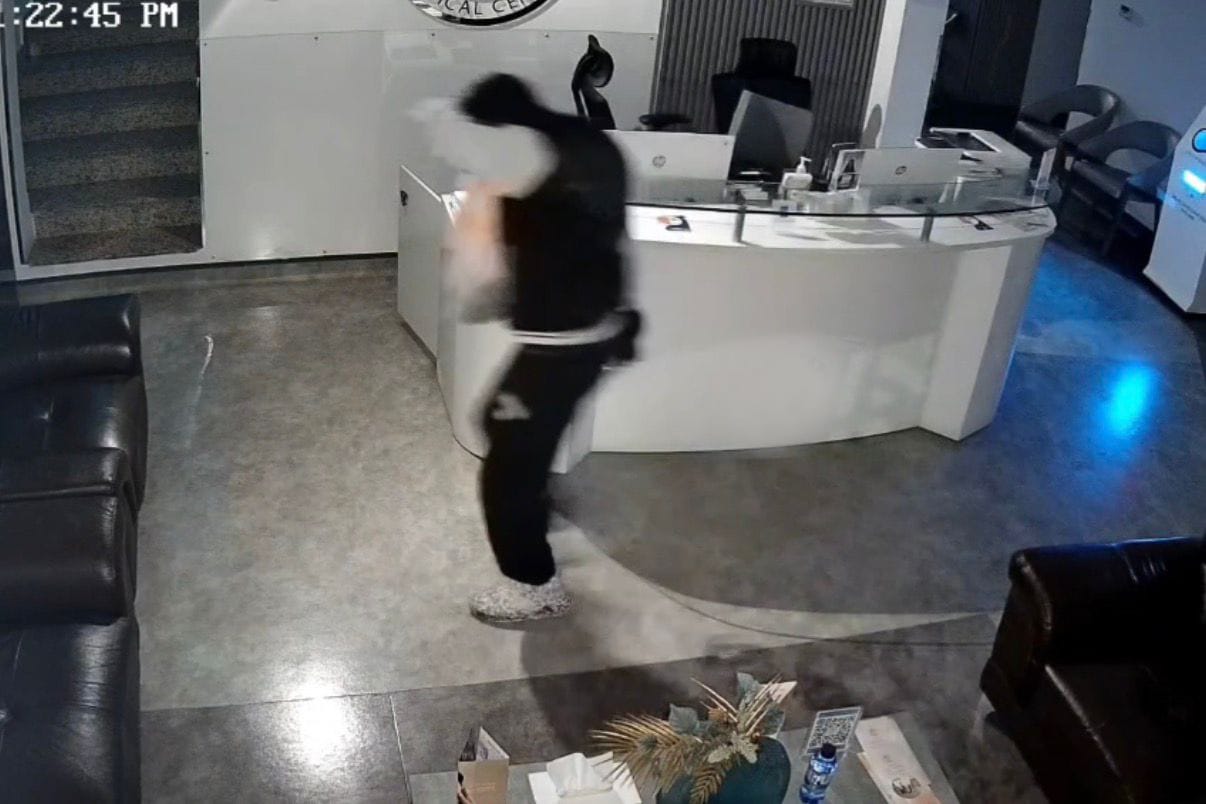 شرطة العاصمة: القبض على شخص لقيامه بسرقة مبلغ مالي من أحد المراكز الطبية بمنطقة الزنج<