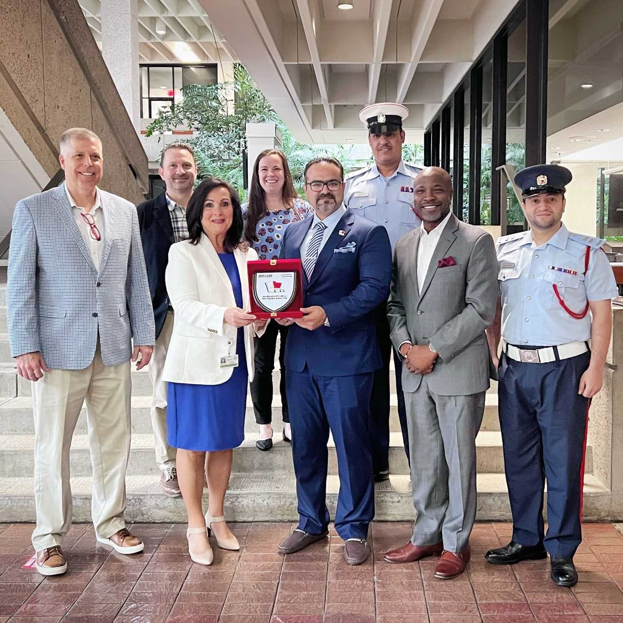 عمدة مدينة جرينسبورو الأمريكية تشيد بتطبيق البحرين برنامج (معا) ومناهجه الحديثة<