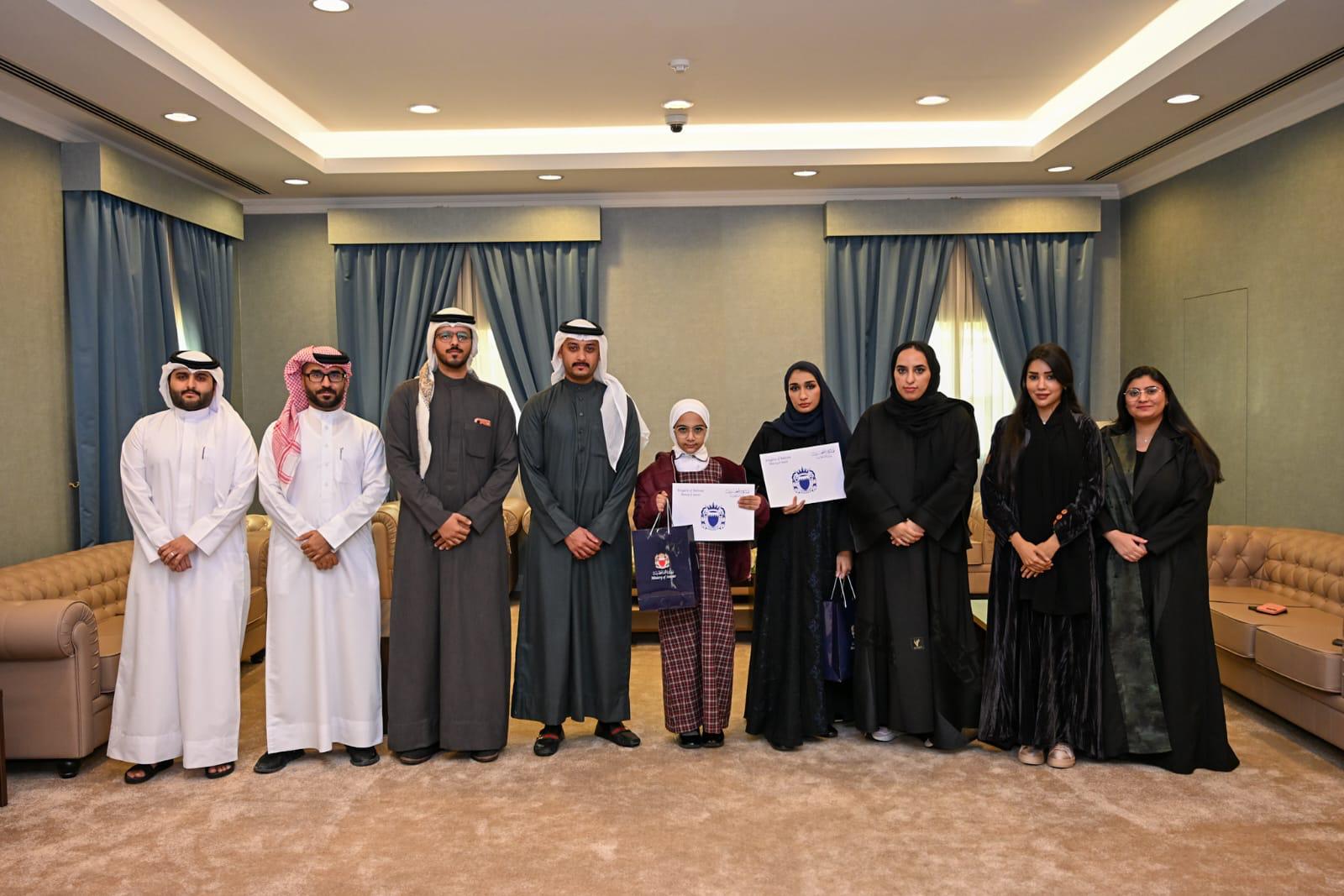 وحدة حماية الطفل تكرَم معلمة وطالبة لدورهما التوعوي في مجال مخاطر الفضاء الالكتروني<